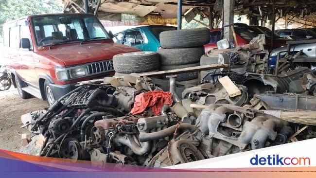 Menuai Untung dari Bangkai Mobil Menuai Untung dari Bangkai Mobil