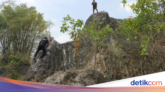 Bukit di Lamongan ini Diyakini Muncul Karena Ayunan Cemeti 