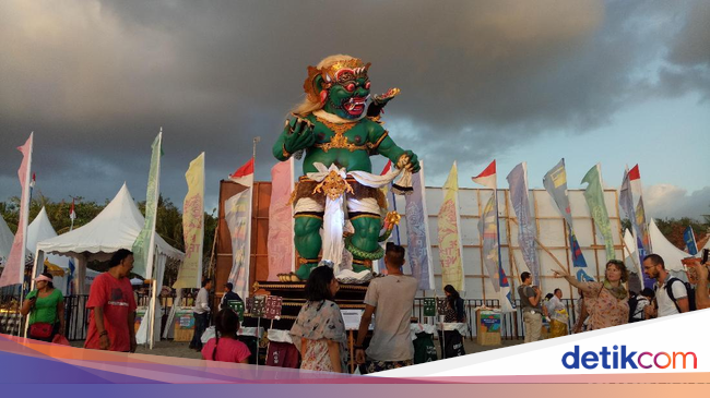 Ada Buto Ijo Raksasa di Festival Pantai Petitenget 