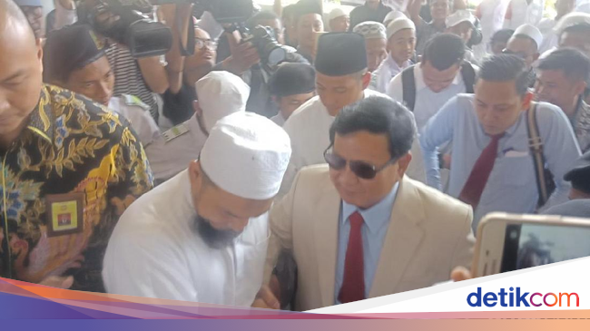 Berjas dan Kacamata Hitam Prabowo Hadiri Ijtimak Ulama II