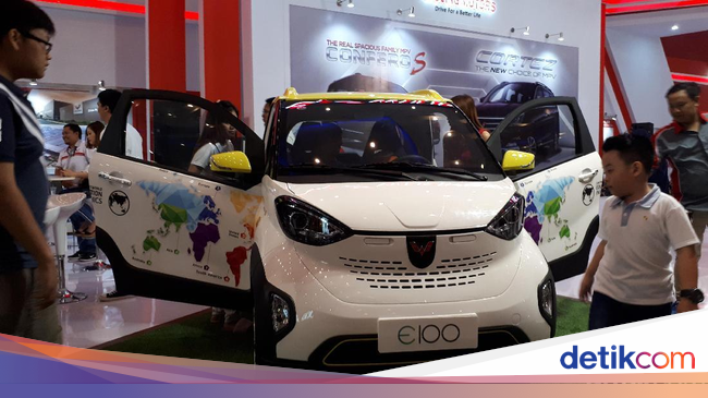 Mobil Listrik  Wuling  Sedot Perhatian Warga Surabaya