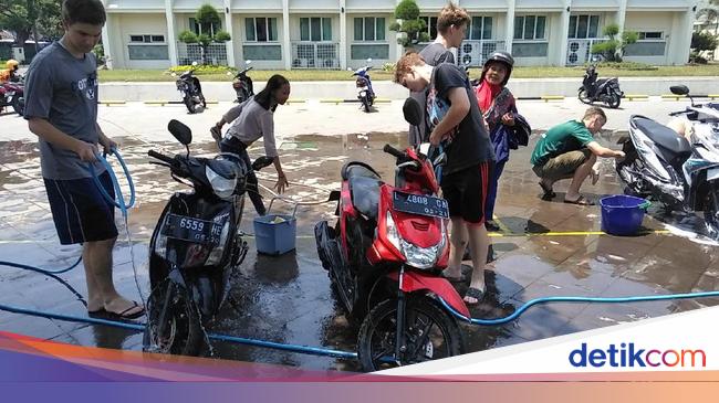 Bule Bule Di Surabaya Ini Buka Cuci Motor Gratis Mau Coba