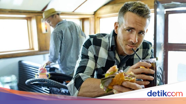 Tampan dan Humoris! Ryan Reynolds Ternyata Hobi Makan Cake 