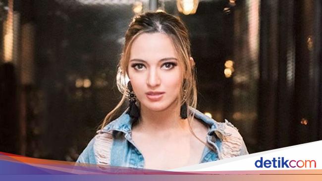 Usaha Nia Ramadhani Agar Suami Tak Selingkuh
