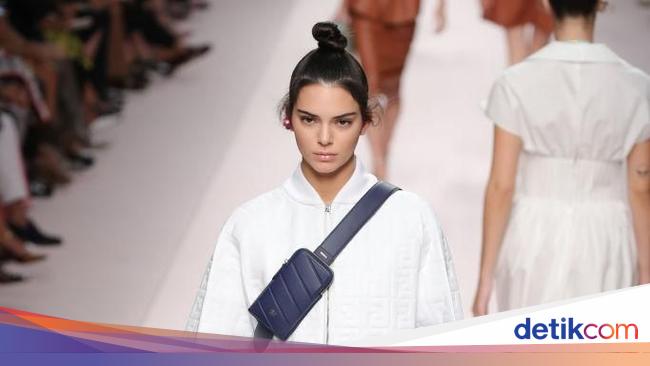 Gaya Kendall Jenner Pakai Baju Tanpa Celana di Fashion Gaya Kendall Jenner Pakai Baju Tanpa Celana di Fashion