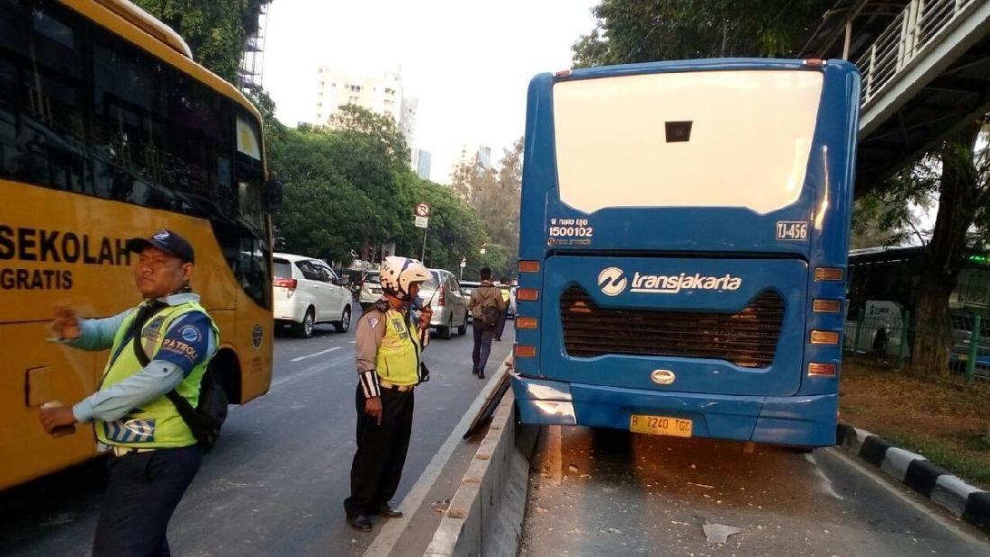 Bus TransJ Kecelakaan Di JPO Kyai Tapa, Sopir Selamat