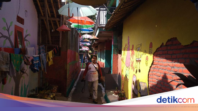 Kampung Kumuh di  Cirebon  Ini Disulap Warganya Jadi Warna Warni