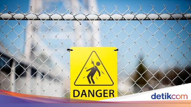 Purworejo man dies of electrocution while connecting to electrical system