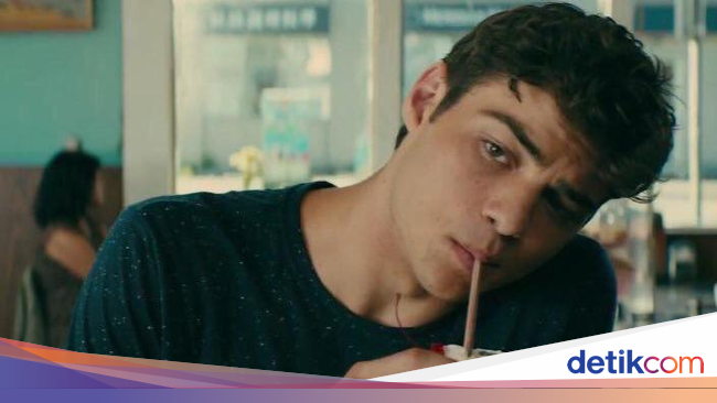 Pose Keren Noah Centineo 'To All The Boys I've Loved 