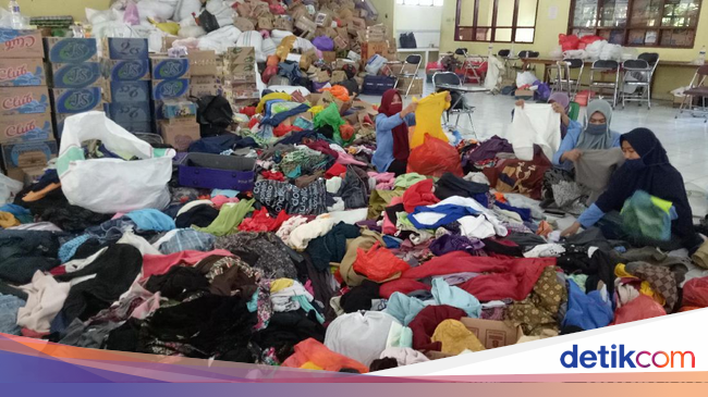 Pengungsi Gempa Palu di Makassar Berburu Pakaian Bekas