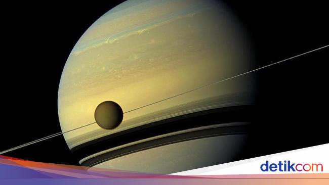 Astronomer Discovers 128 New Moons of Saturn, Total Now 274