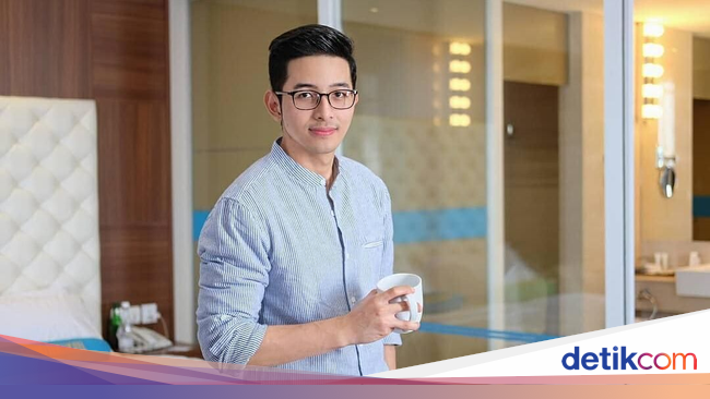 9 Pose Makan Dokter Ganteng Aditya Surya Pratama yang 