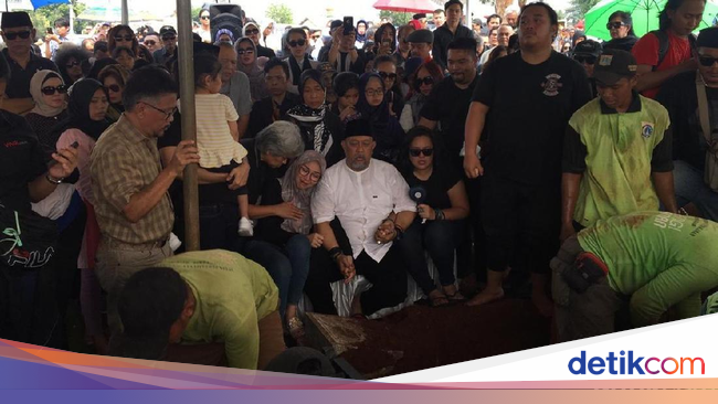 Ratusan Pelayat Antar Istri Indro 'Warkop' ke Pemakaman
