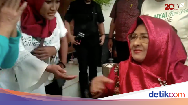 Roro Fitria Harap Bisa Temani Jenazah Ibunda sampai ke 