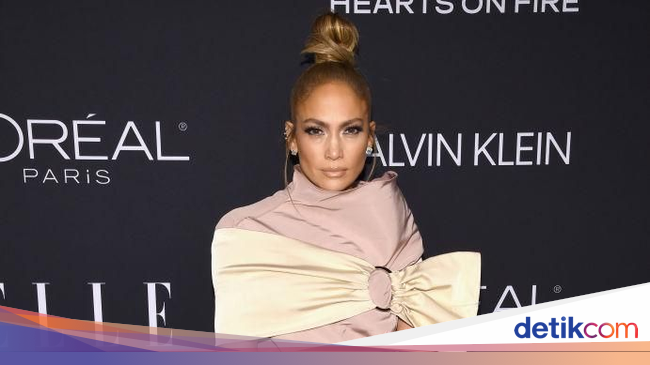 Foto Minus Gaun  Terbuka Jennifer  Lopez  Tetap Seksi