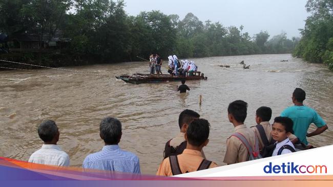 Jembatan Rusak  Akibat Banjir Anak  anak  Sekolah dengan Getek