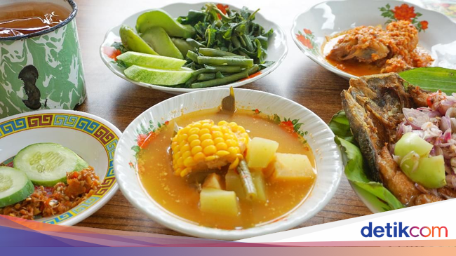 Enaknye Makan Sayur Asem dan Pecak Bandeng Pakai Nasi Hangat