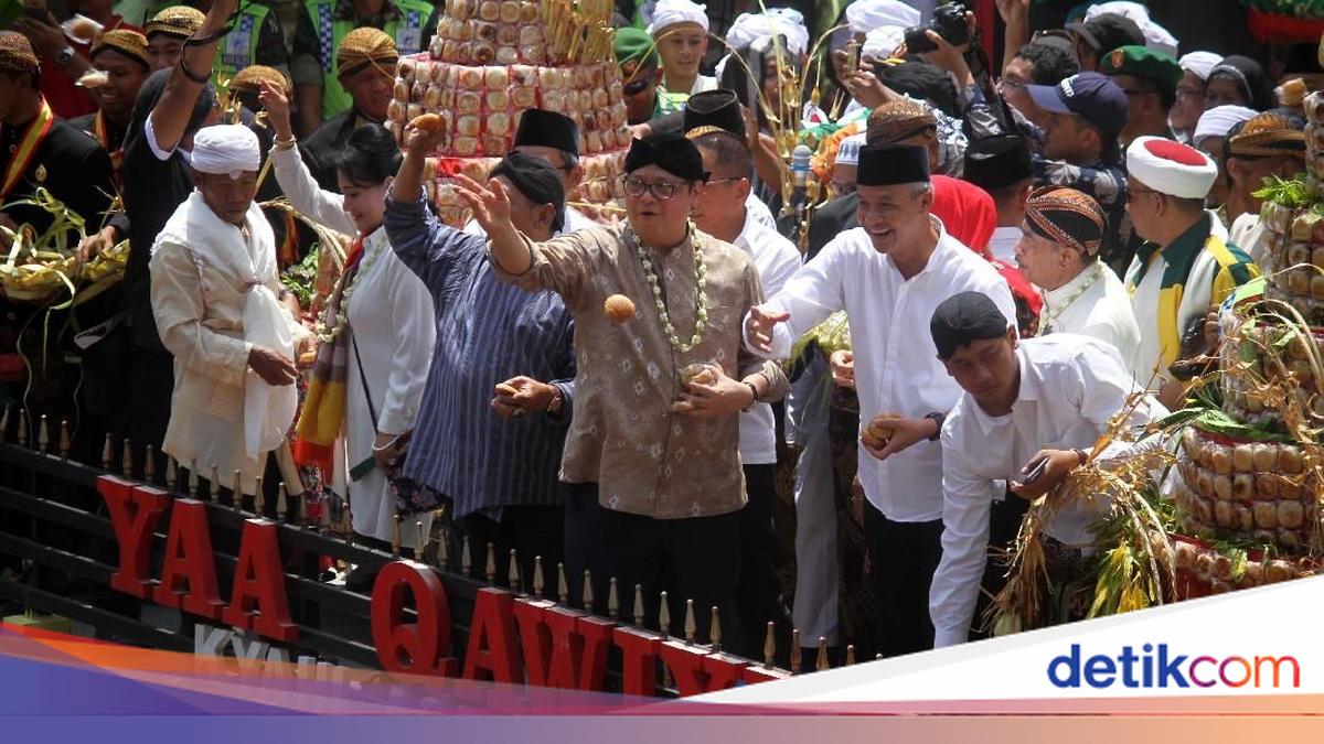 Melihat Momen Keseruan Saat Menteri Airlangga Sebar Apem