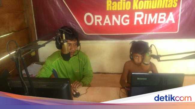 Perkenalkan Sepinta, Penyiar Radio Pencerah Suku Pedalaman 