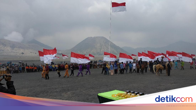 Begini Uniknya Apel Sumpah Pemuda Warga Suku Tenggar di Bromo Begini Uniknya Apel Sumpah Pemuda Warga Suku Tenggar di Bromo