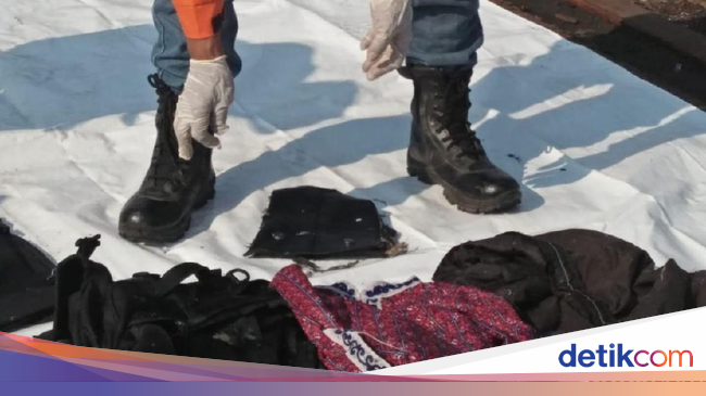 Seragam Pramugari Lion Air yang Jatuh Ditemukan Seragam Pramugari Lion Air yang Jatuh Ditemukan