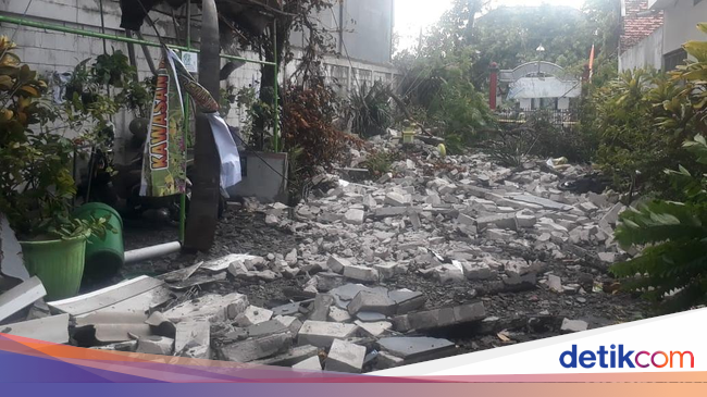 Seorang Warga Surabaya Tewas Tertimpa Tembok Saat Hujan Deras