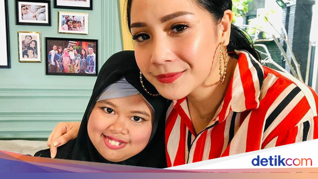 Nagita Slavina Puji Kekey, Vlogger yang Makeup Pakai Balon Air