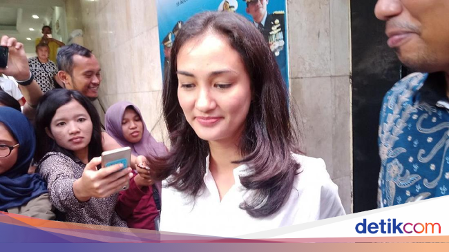 Begini Cara Atiqah Hasiholan Kurangi Rasa Stres Ratna 