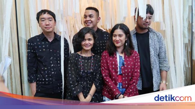 Foto Gaya Stylish Dian Sastrowardoyo Pakai Batik Sejauh Mata Memandang