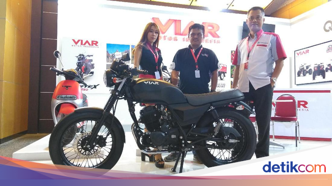 Viar Pamer Motor  Klasik  ke Masyarakat Surabaya 