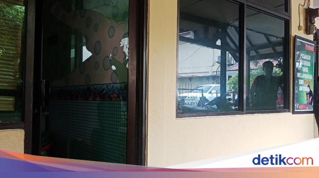  Kaca  Pecah Begini Kondisi Polsek Penjaringan yang 