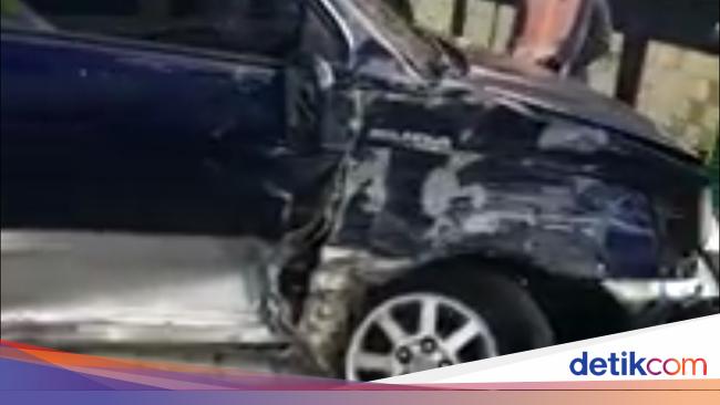 Kecelakaan Arah Puncak Bogor 3 Mobil Ringsek