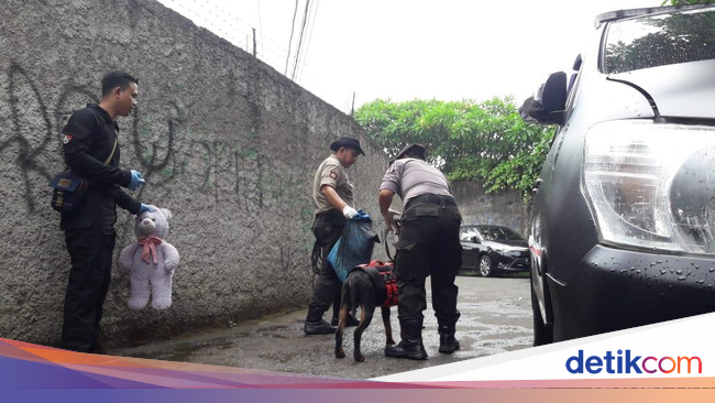 Pembunuhan Sadis di Bekasi Anjing Pelacak Cium Boneka Pembunuhan Sadis di Bekasi Anjing Pelacak Cium Boneka