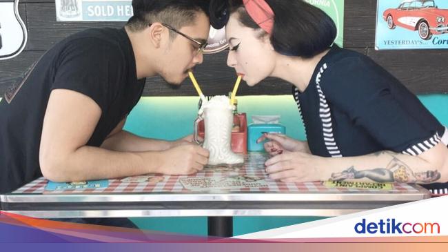 Klasik Pose Cantik Claudia Istri Derby Romero Saat Minum Milkshake