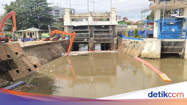 Pagi ini Bendungan  Katulampa Siaga 4 Pintu  Air  Manggarai 