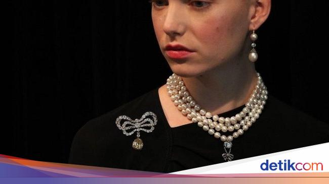 Lelang Mutiara Ratu Prancis yang Tewas Dipenggal Cetak 