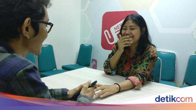 7 Bahasa Tubuh Tanda Seseorang Tertarik Sama Kamu 7 Bahasa Tubuh Tanda Seseorang Tertarik Sama Kamu
