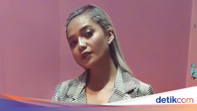 Nyentrik Rambut Warna Ash Grey Citra Scholastika Ingin Nyentrik Rambut Warna Ash Grey Citra Scholastika Ingin