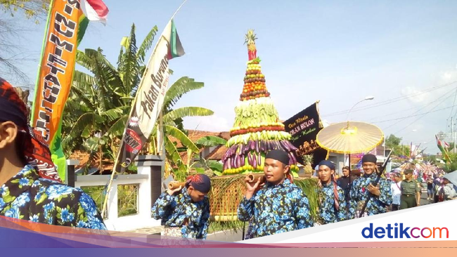 Riuhnya Warga Berebut 1.000 Nasi Kepel Ampyang Maulid Nabi 