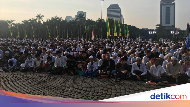 Warga Mulai Berdatangan ke Acara Maulid Nabi di Monas Warga Mulai Berdatangan ke Acara Maulid Nabi di Monas