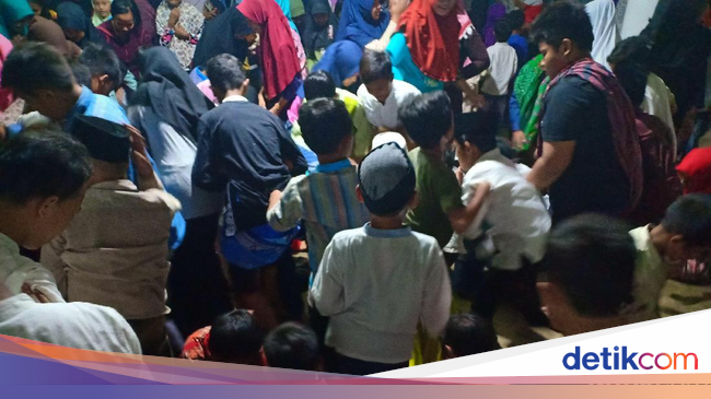 Peringati Maulid Nabi, Ratusan Jamaah Masjid di Kediri 