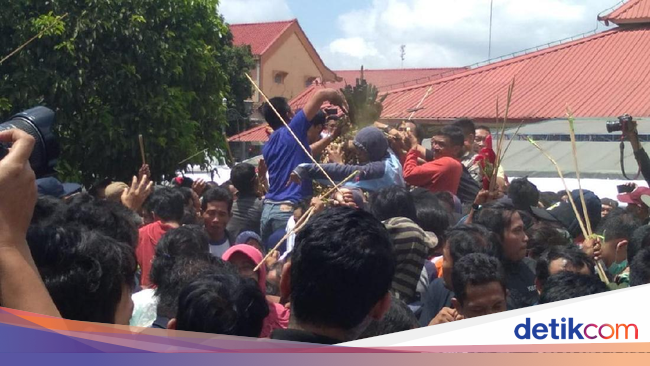 Dalam Sekejap 7 Gunungan Grebeg Maulid di Yogya Ludes 