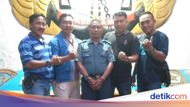 Nongkrong di Warung Pakai Pakaian Dinas TNI AL Gadungan 