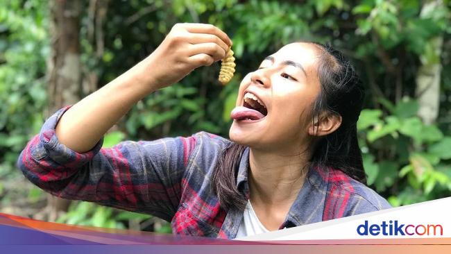 Serunya Efinda Putri Host Jejak Petualang Yang Doyan Makan Ulat Pohon