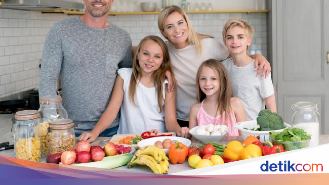 Makan Malam Bersama Keluarga Bikin Remaja Makan Lebih Sehat