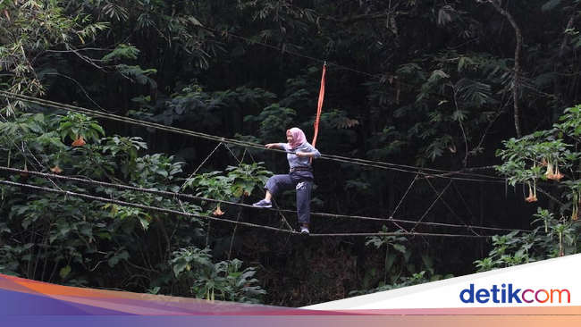 Serunya Trekking dan Outbound di Tengah Gunung Gede Pangrango