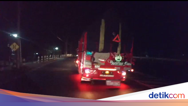 Membahayakan Truk Goyang di Pantura Justru Disukai Anak Membahayakan Truk Goyang di Pantura Justru Disukai Anak