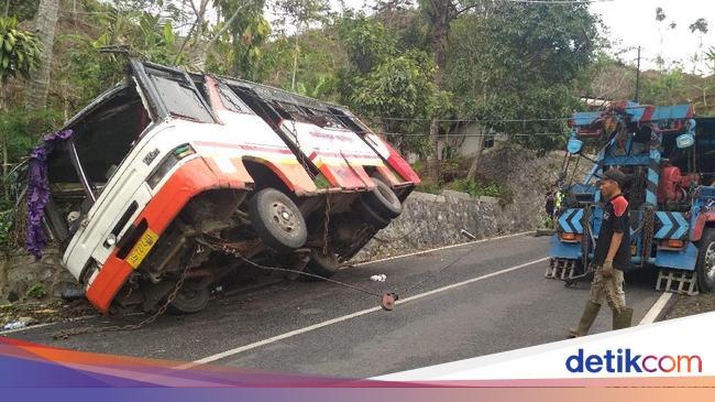 Bus Sarat Penumpang Terguling di Jalur TrenggalekPacitan, 4 Luka