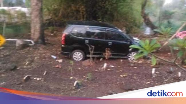 Viral Mobil Masuk Kuburan karena Sopir Digoda Hantu, Benarkah?