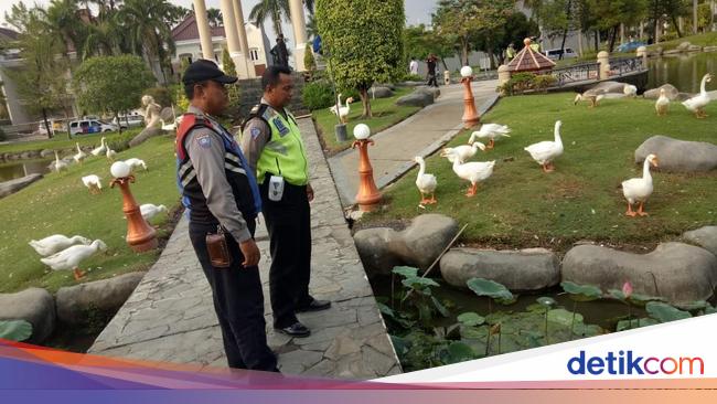 Terpeleset Pelajar Smp Tewas Tenggelam Di Taman Angsa